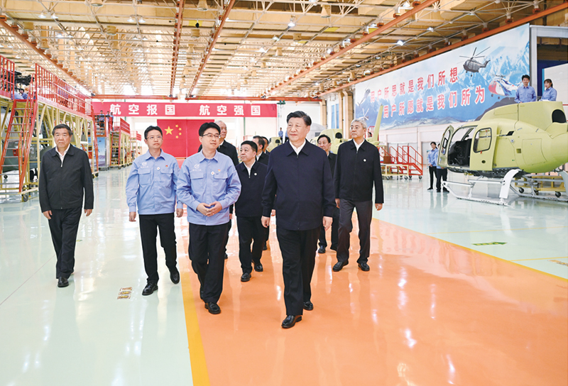 2023年10月10日至13日，中共中央总书记、国家主席、中央军委主席习近平在江西考察。这是11日上午，习近平在景德镇市昌河飞机工业（集团）有限公司考察。 新华社记者 燕雁/摄