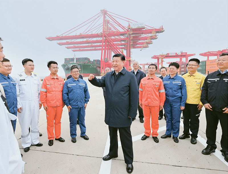 2024年5月22日至24日，中共中央总书记、国家主席、中央军委主席习近平在山东考察。这是22日下午，习近平在日照港亲切慰问港口科技工作者、运营人员、航运人员。 新华社记者 谢环驰/摄